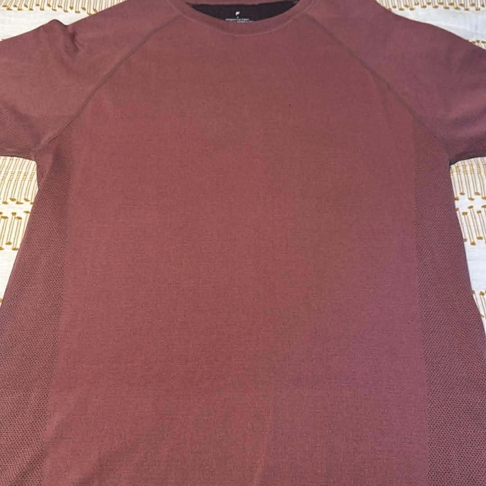 Fabletics Men's Burgundy Short Sleeve Tee